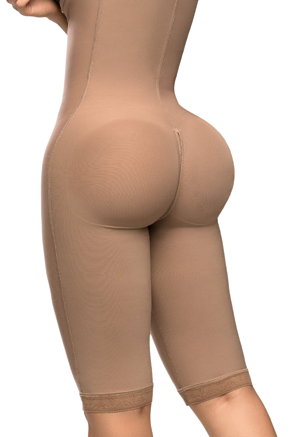 - Faja SMI7155 DUQUESA con triple lifting y soporte lateral removible
- Vista lateral y posterior de la faja hasta la rodilla con tirantes ajustables
- Detalle del diseño sin costuras y panty incluido en la SMI7155