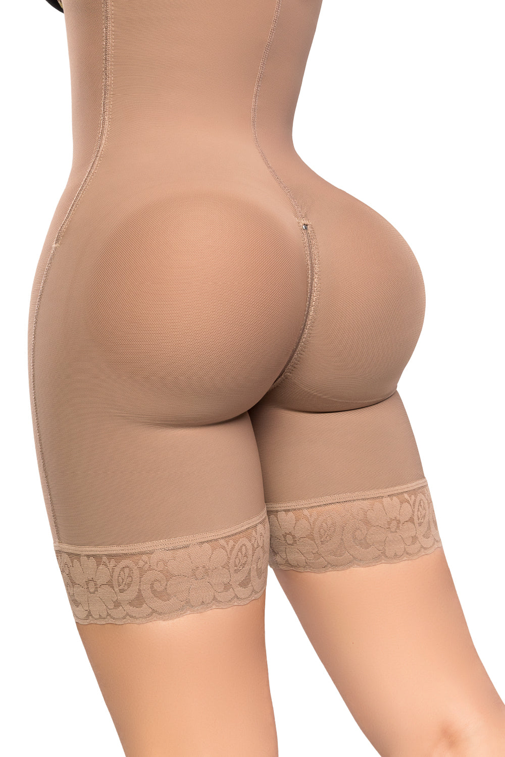 - Faja SMI7156 ICÓNICA media pierna con efecto lifting y soporte removible
- Detalle de tirantes graduables y triple abrochadura en la faja ICÓNICA
- Vista posterior de compresión progresiva y panty Ultrainvisible incluido