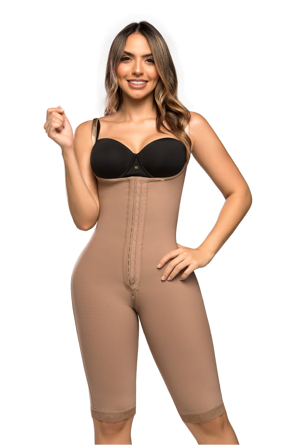 - Faja SMI7155 DUQUESA con triple lifting y soporte lateral removible
- Vista lateral y posterior de la faja hasta la rodilla con tirantes ajustables
- Detalle del diseño sin costuras y panty incluido en la SMI7155