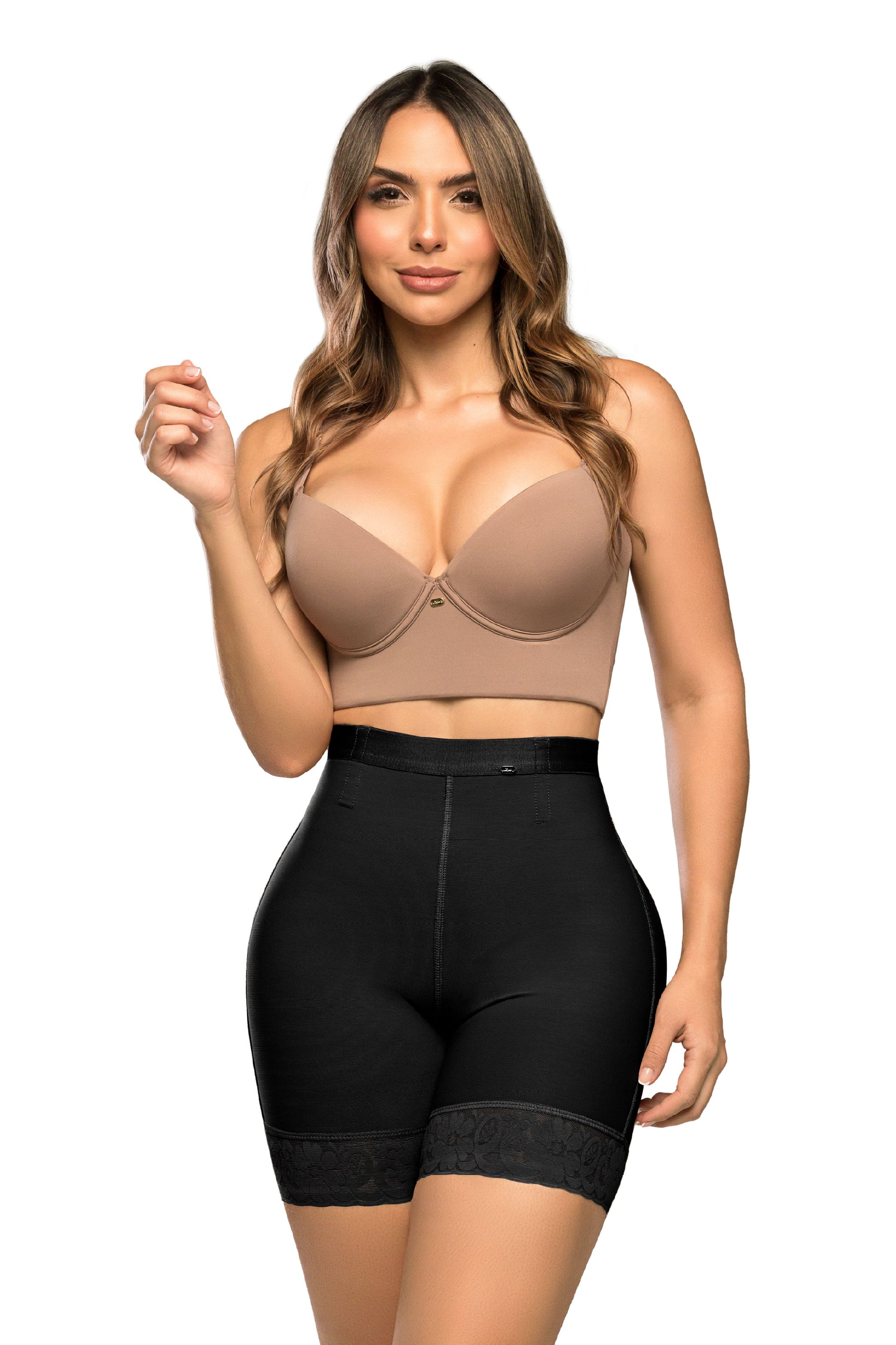 - Panty SMI04024 Ultrainvisible con triple realce y talle medio
- Vista posterior del panty moldeador media pierna SMI04024
- Detalle de encaje en piernas y compresión abdominal del SMI04024