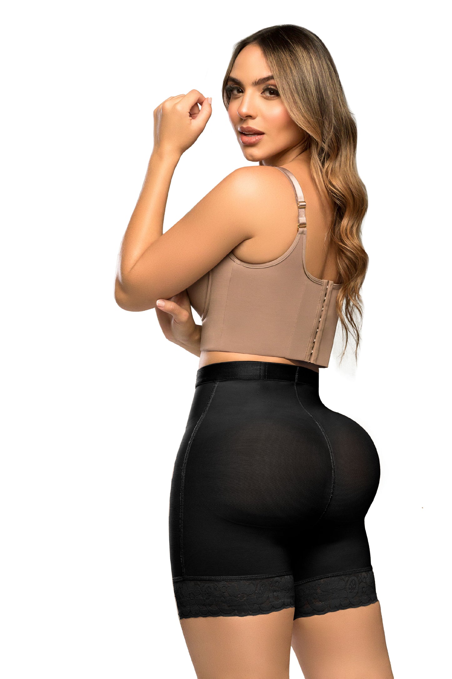 - Panty SMI04024 Ultrainvisible con triple realce y talle medio
- Vista posterior del panty moldeador media pierna SMI04024
- Detalle de encaje en piernas y compresión abdominal del SMI04024