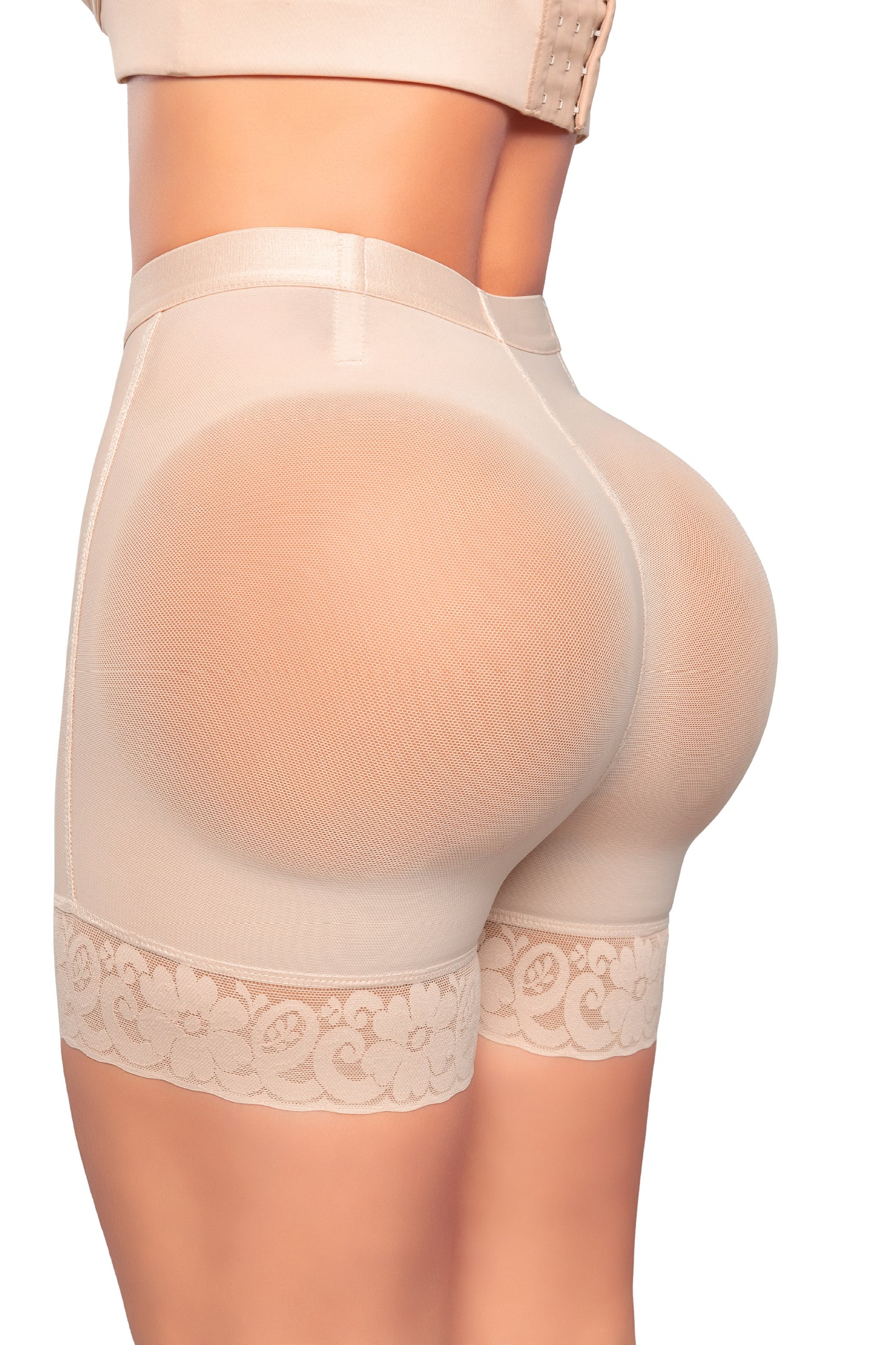 - Panty Ultrainvisible SMI4000 ATRACTIVA con encaje y control abdominal
- Vista posterior de panty moldeador con realce natural y efecto redondeado
- Detalle de encaje funcional y ajuste invisible del SMI4000