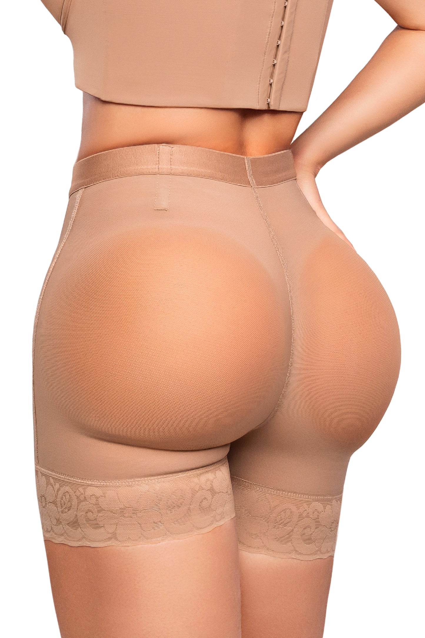 - Panty Ultrainvisible SMI4000 ATRACTIVA con encaje y control abdominal
- Vista posterior de panty moldeador con realce natural y efecto redondeado
- Detalle de encaje funcional y ajuste invisible del SMI4000