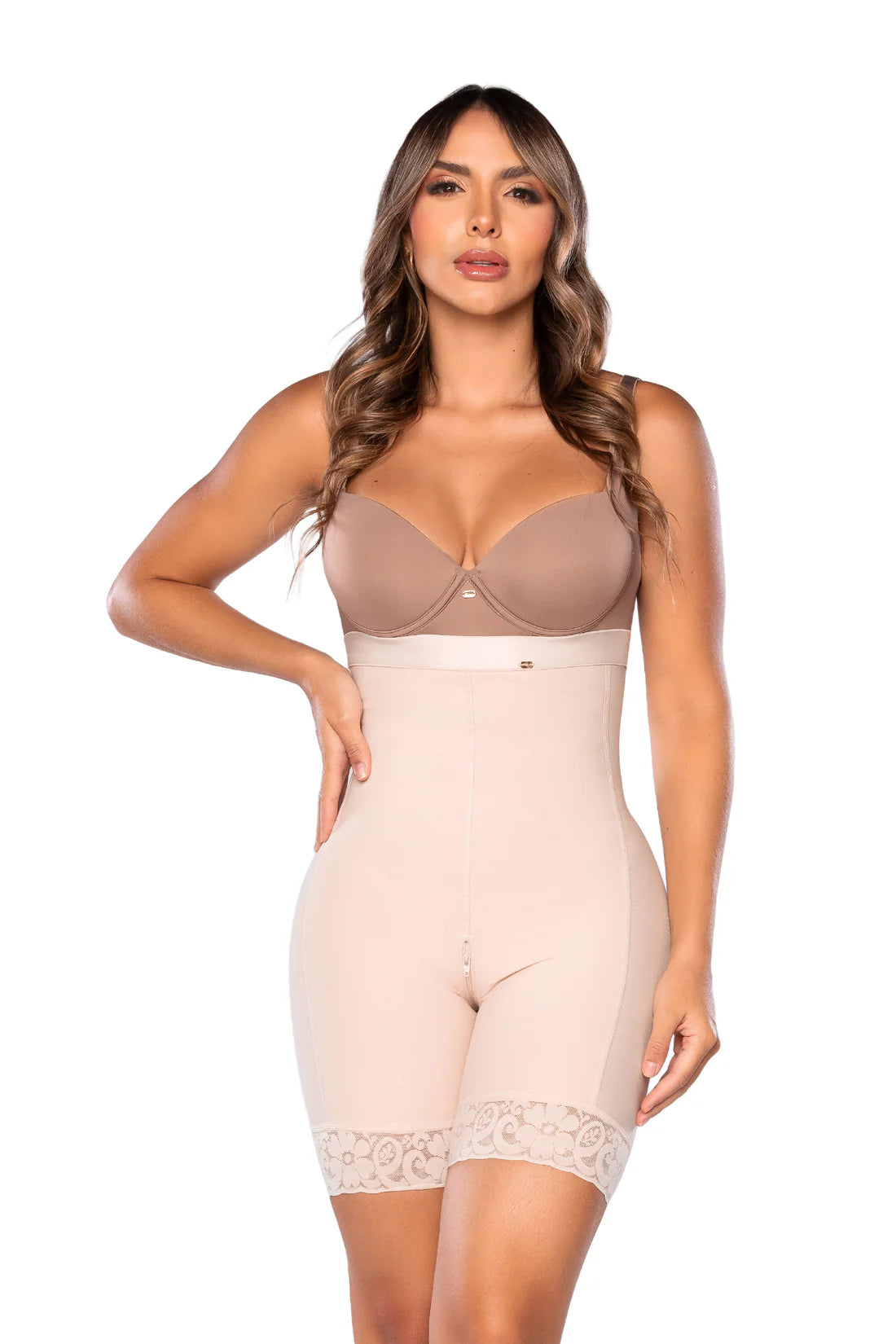 - Panty Ultrainvisible SMI04004 lifting extra natural
- Vista trasera panty cierre perineal invisible
- Panty talle alto con encaje siliconado