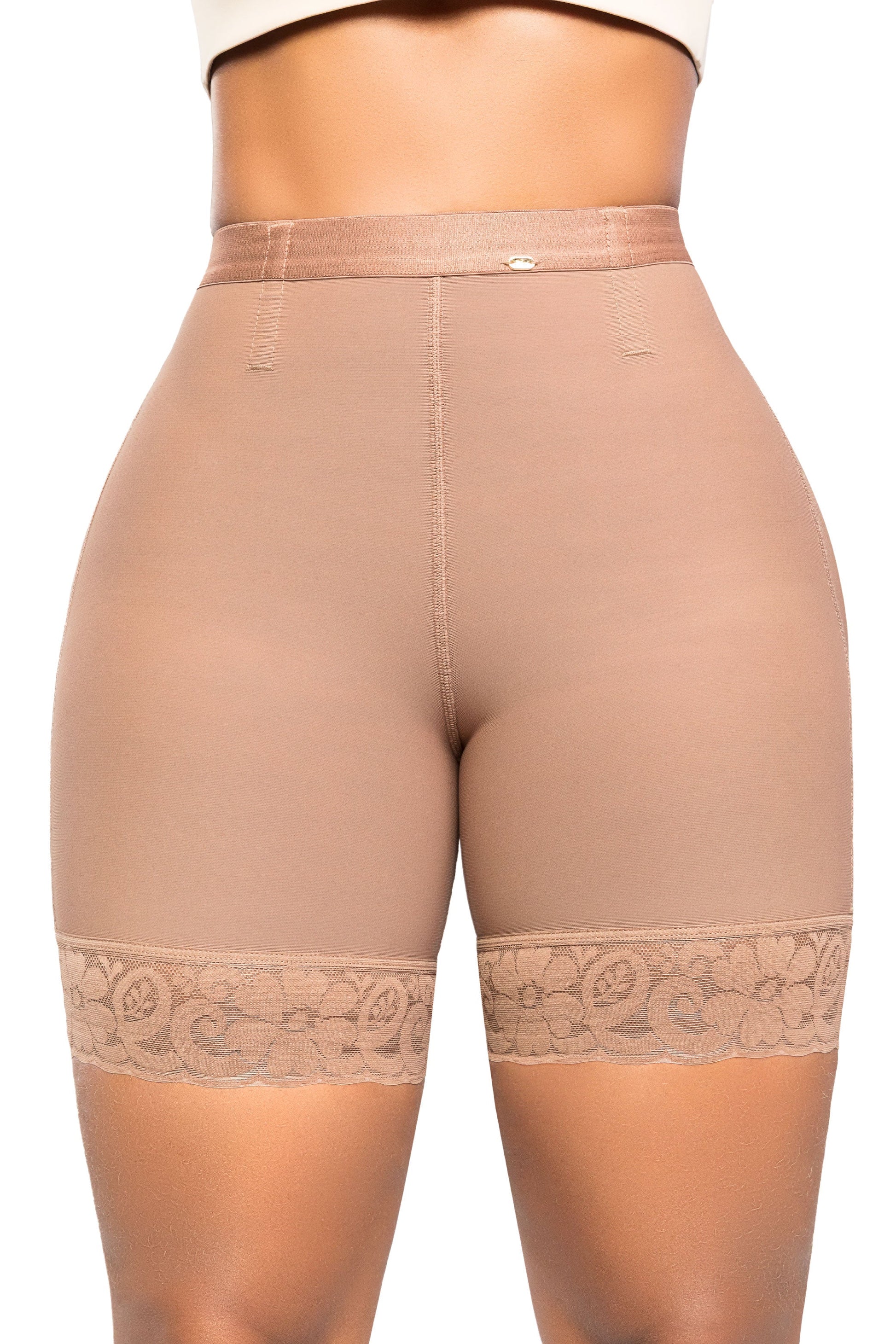 - Panty Ultrainvisible SMI04029 media pierna con encaje siliconado
- Vista lateral del panty Seamfree con ajuste natural y resorte en cintura
- Detalle de realce natural y transformación textil en panty SMI04029