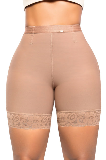 - Panty Ultrainvisible SMI04029 media pierna con encaje siliconado
- Vista lateral del panty Seamfree con ajuste natural y resorte en cintura
- Detalle de realce natural y transformación textil en panty SMI04029