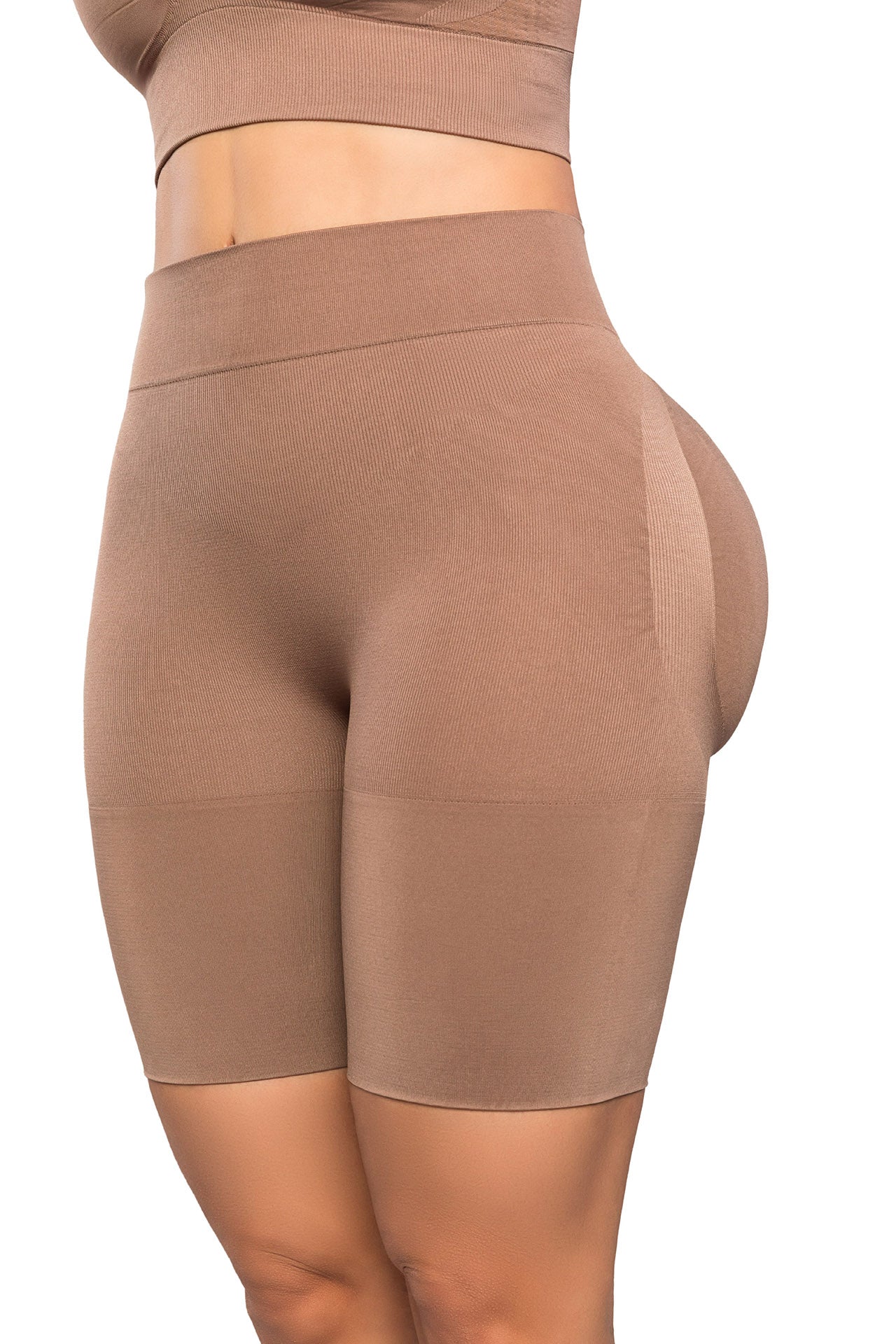 - Short moldeador invisible SMI04052 con cintura alta
- Diseño Seamfree con compresión media en abdomen
- Efecto lifting natural en la parte posterior