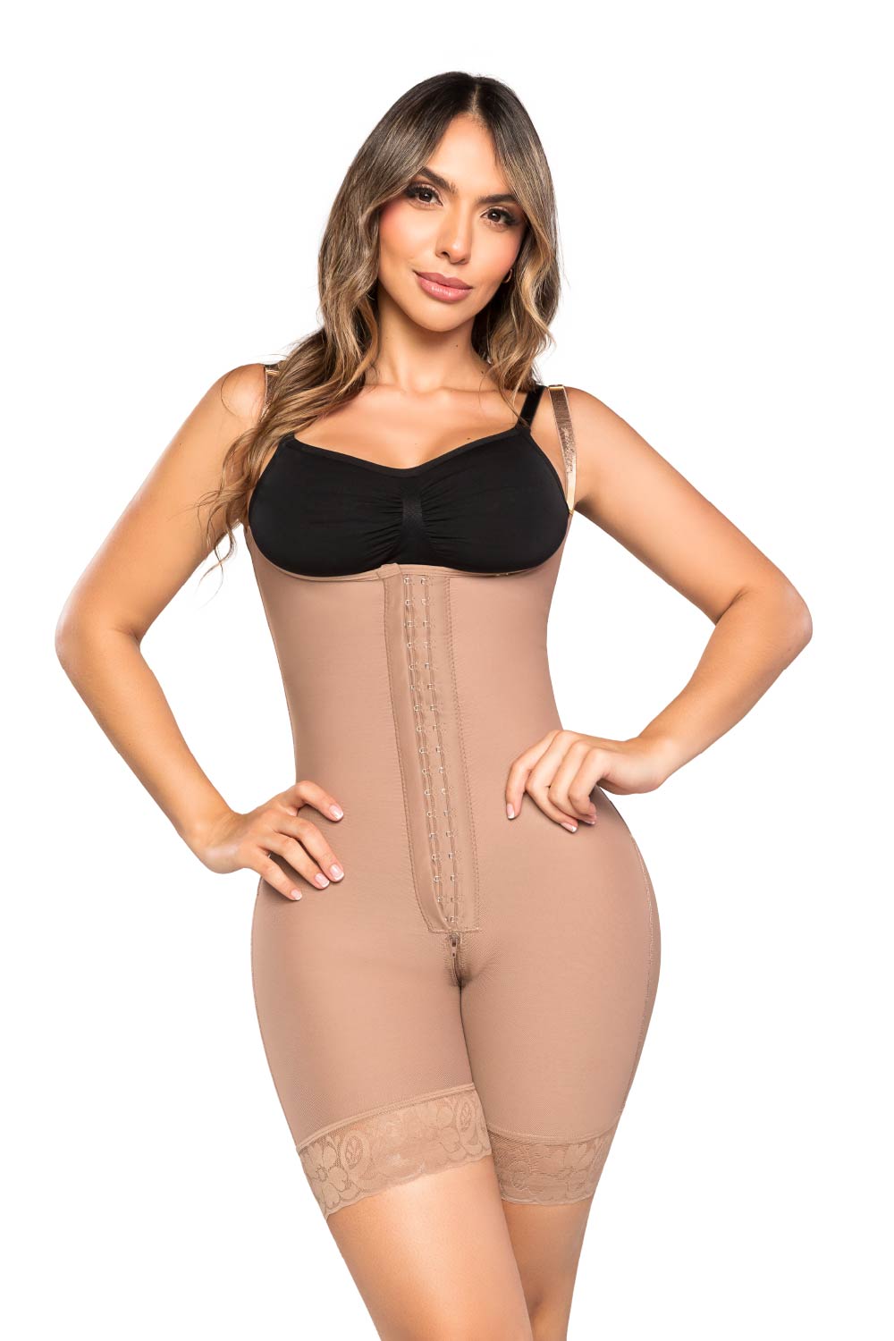 - Faja SMI7156 ICÓNICA media pierna con efecto lifting y soporte removible
- Detalle de tirantes graduables y triple abrochadura en la faja ICÓNICA
- Vista posterior de compresión progresiva y panty Ultrainvisible incluido